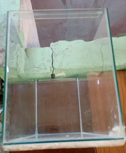 Aquário muito bonito. Capacidade de 18 litros