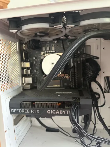 RTX 3060 de 12 GB da marca Gigabyte, com apenas 1 ano de uso 