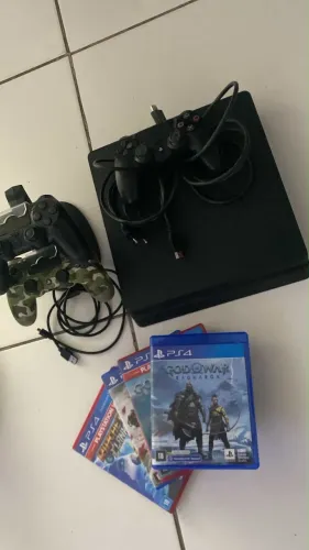 Vende-Se PS4 Slim com 2 controles e cabos originais e 4 jogos