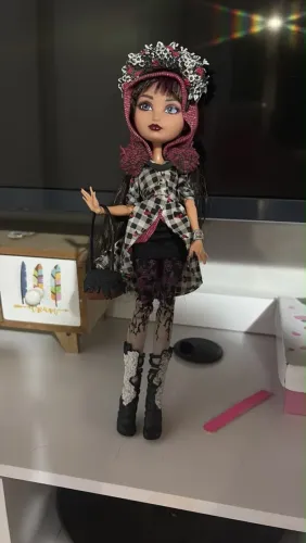 Boneca Ever After High (conservada)