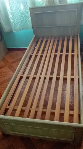 Cama de solteiro de madeira