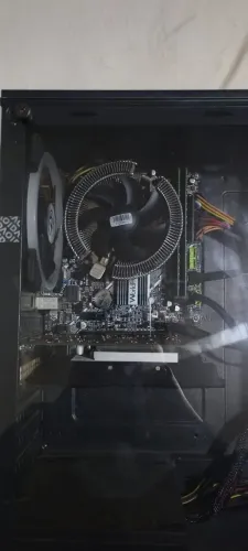 PC gamer e teclado RGB, para jogar e trabalhar.