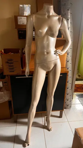 Manequim feminino laqueado 