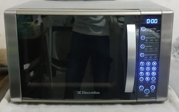 VENDO UM MICRO-ONDAS ELECTROLUX DE INOX ESPELHADO 31 LITROS