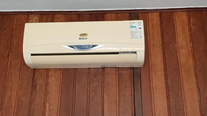 VAI COM OS MATERIAIS DE INSTALAÇÃO TUBOS DE COBRE E SUPORTES 