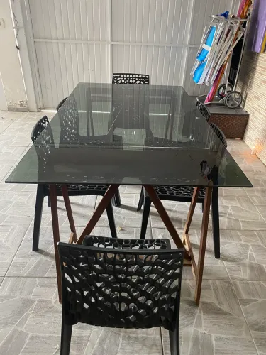Mesa Grande de Vidro Fumê + 7 Cadeiras Gruvyer Pretas