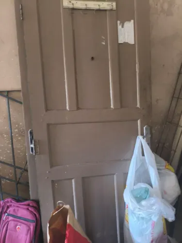 Vendo porta de quarto e porta da frente