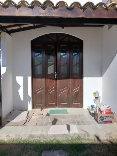 Linda porta dupla em madeira.