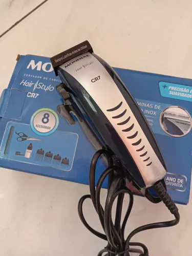 VENDE-SE MAQUINA DE CORTA CABELO COM ACESSÓRIOS.
