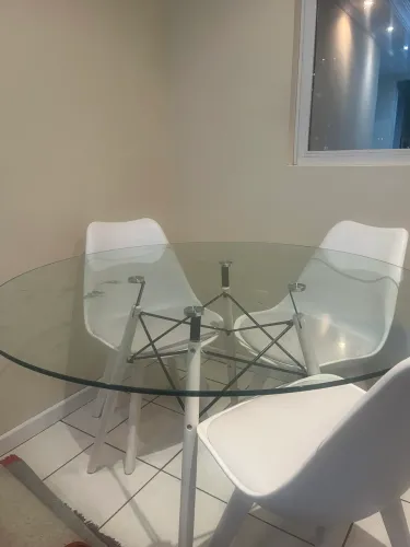 Conjunto Mesa de Vidro Redonda + 4 Cadeiras Estofadas