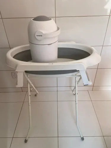 Vende-se banheira e lixeira ante odor infantil
