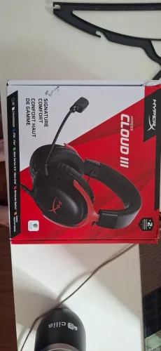 Hyperx cloud III com fio na caixa