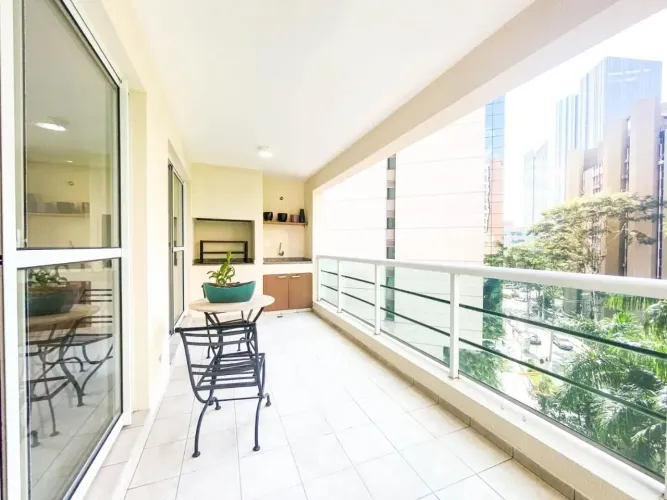 Apartamento para locação com 111m², 3 dormitórios, 1 suíte, varanda com churrasqueira e 2 