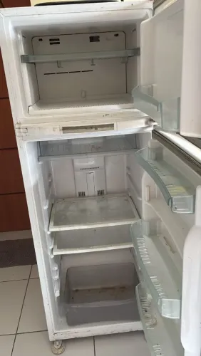 Geladeira para retirada de peças