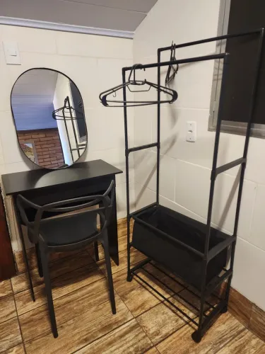 Tudo por 250,00 Penteadeira com cadeira, espelho e closet