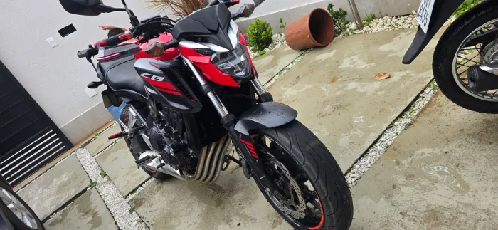 Cb650f com acessórios esportivos
