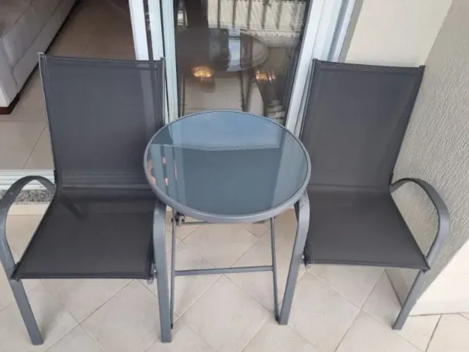 Conjunto de mesa e 2 cadeiras em aluminio super resistente seminova para varanda