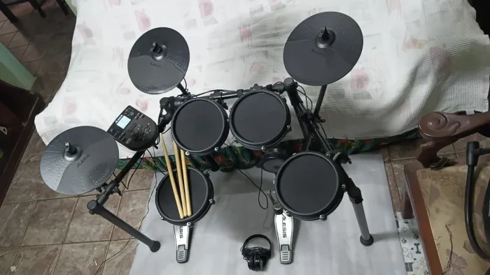 Bateria eletrônica Alesis kit Nitro ótima para Igrejas completa com manuais 