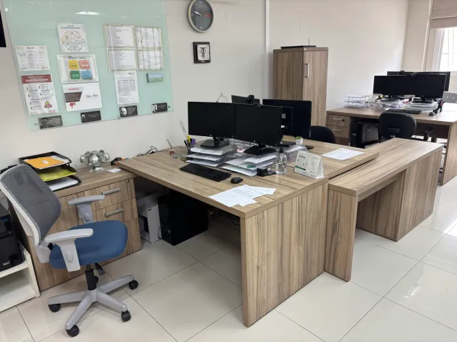 Escritório completo com 8 Mesas de Escritório Diretoria com Gaveteiro