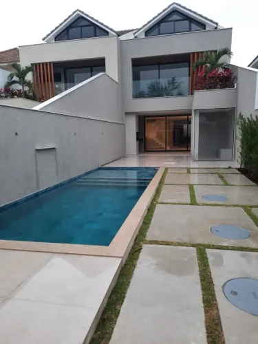 Linda casa duplex no condomínio Interlagos de Itaúna com 328 m², 4 amplas suítes e ótimo l