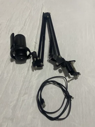 Microfone gamer com braço articulado