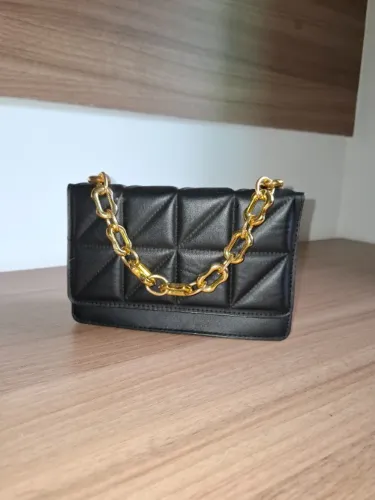 Bolsa pequena preta com corrente dourada - ótima condição