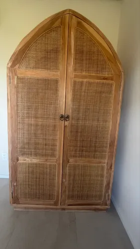 armário artesanal produzido em Bali feito com madeira teca e rattan