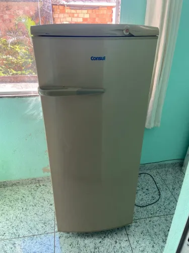 Vendo geladeira muito conservada 