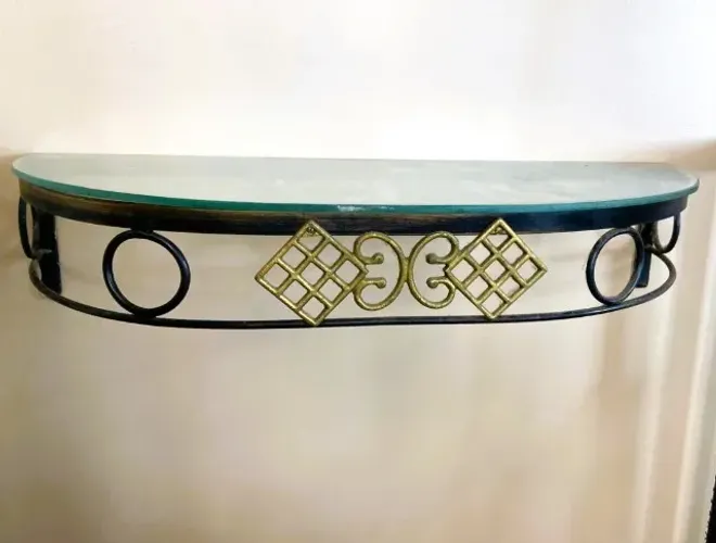 Lindo e Elegante Aparador de Parede em Metal (suspenso). Tampo de vidro temperado