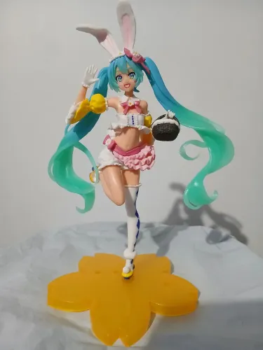 Hatsune Miku Coelha anime figure .