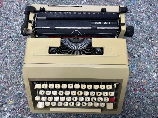Máquina de escrever Olivetti Studio45