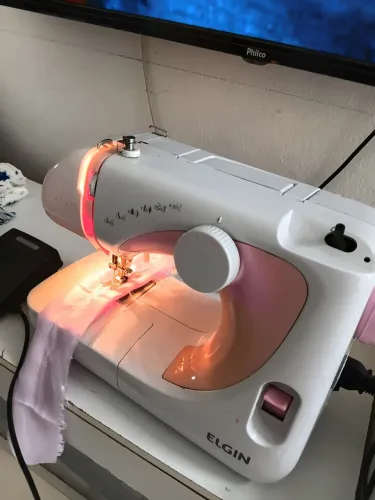 Máquina de costura, completo, já vem com transformador 220 para 110v