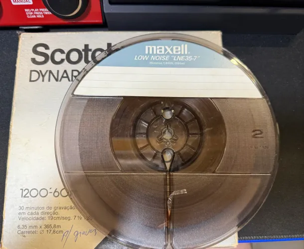 Carretel com fita de gravador de Rolo Maxell