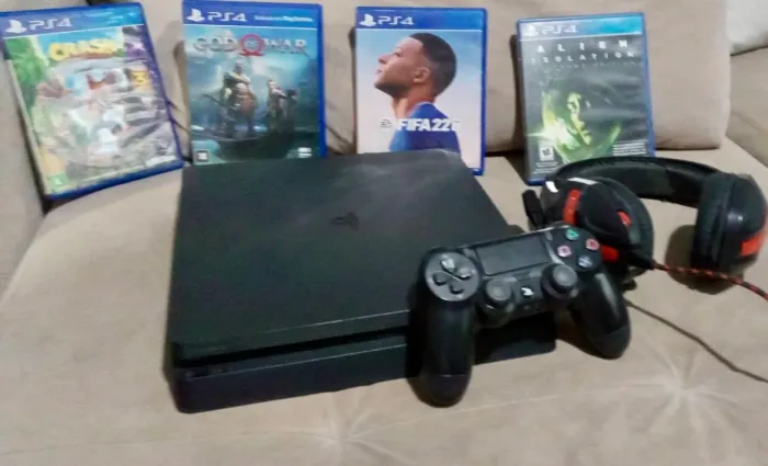 PlayStation 4 (com jogos e fone de ouvido)