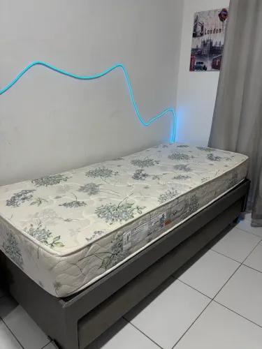 Cama de solteiro com cama auxiliar