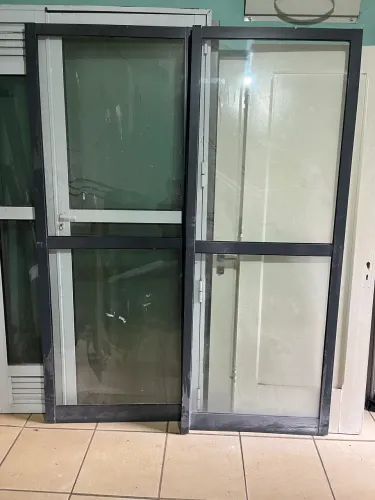 Porta balcão em alumínio escuro