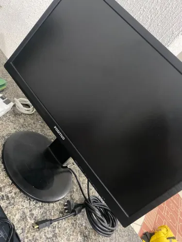 Vende-se um pc ( computador) completo incluindo mesa e tudo.