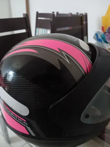 Capacete semi novo