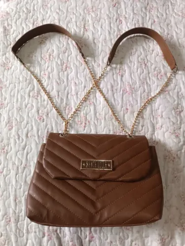 Bolsa tiracolo bordada Estilo V com corrente dourada, Santa Lolla, pouquíssimo uso