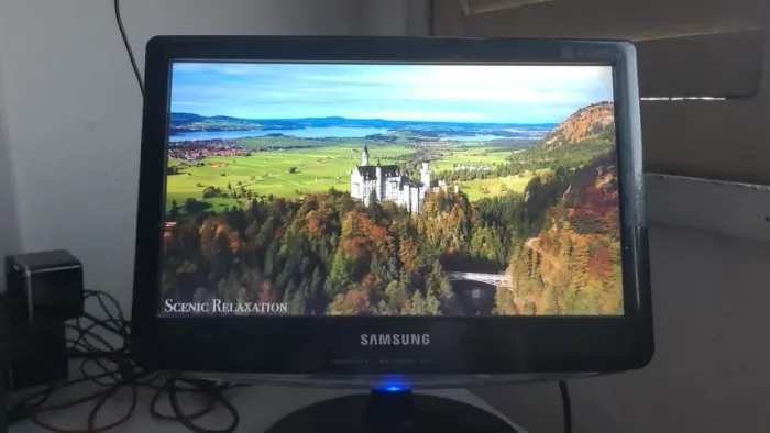 Vendo monitor Samsung 16 polegadas, entrada VGA.