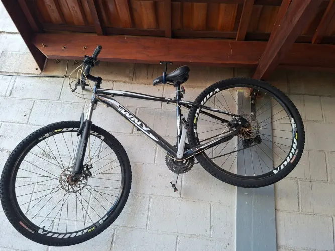 Bike 21 marchas, aro 29, câmbio shimano, quadro alumínio.  