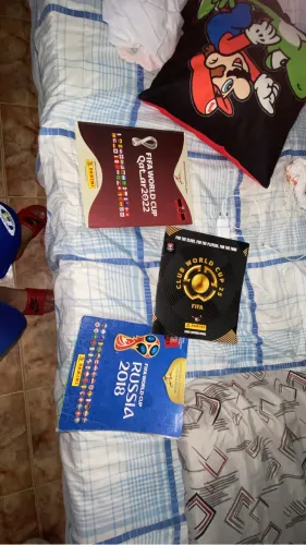Álbuns da copa de 2022 e 2018 e do mundial de clubes o de 2022 é capa dura