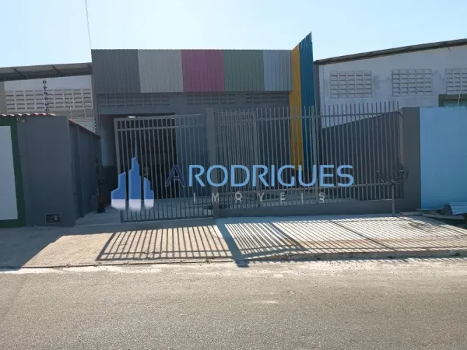 Galpão Comercial à Venda em Camaçari-BA, Bairro Poloplast: 1 Sala, 3 Banheiros, 2 Vagas, 2