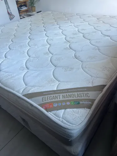 Cama king ortobom. 