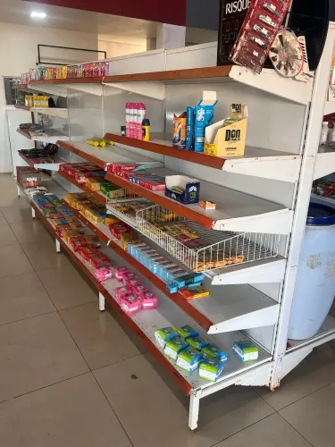VENDO gôndolas para comércio + mercadorias (aceito carro em troca)