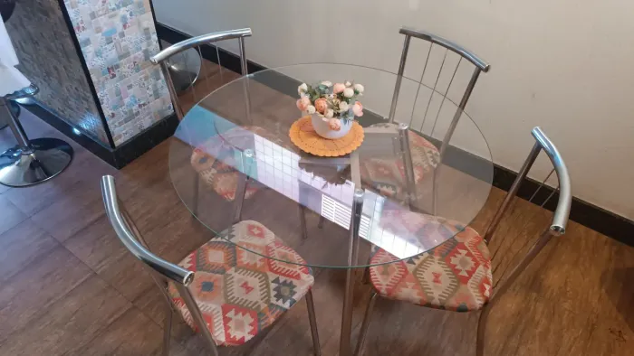 MESA COM TAMPA DE VIDRO E QUATRO CADEIRAS