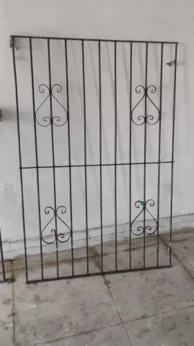 Vende-se 3 grades usada em bom estado