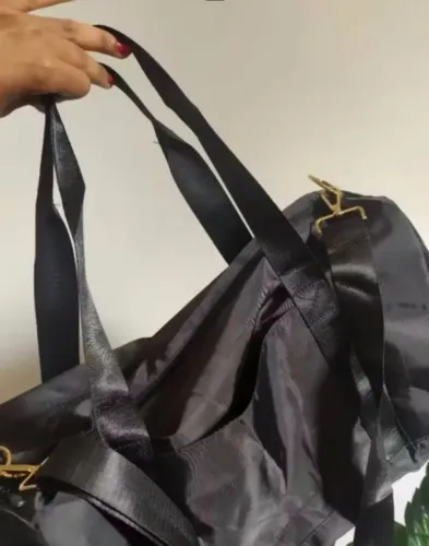 Bolsa de Academia Preta Espaçosa com Bolso - Ótimo Estado