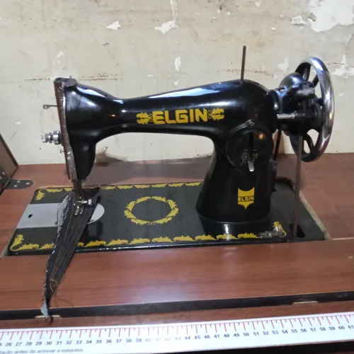 Vendo ELGIN ANTIGA VOM PE DE FERRO E MESA COM GAVETAS MDF