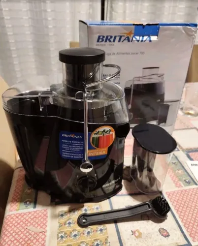 Centrífuga de alimentos elétrica Juicer 700 preta Britânia, 127v, de R$262,25 por R149,90